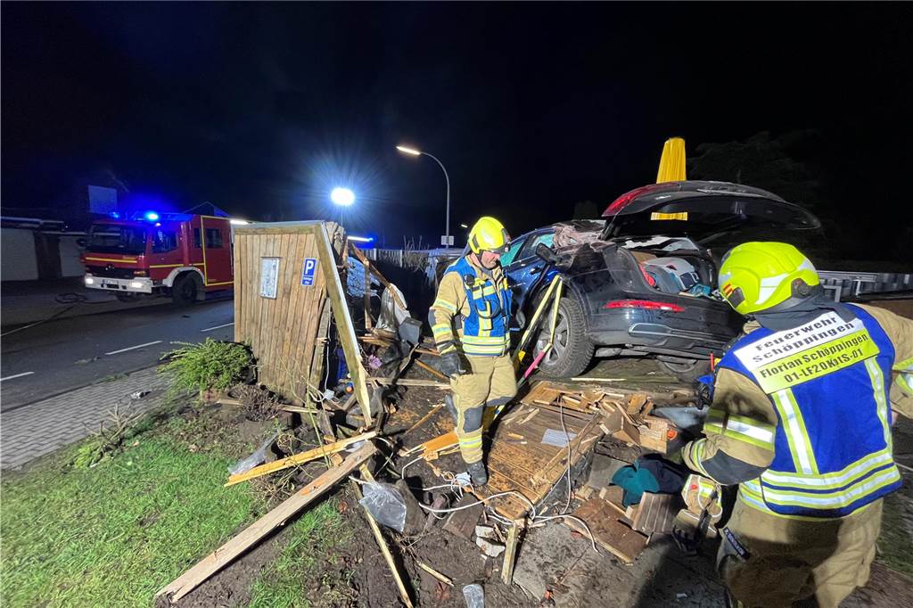 Malte Hoge (25) kann den Unfall in Schöppingen immer noch nicht fassen Mit enormer Geschwindigkeit war der Wagen in Schöppingen erst gegen einen Baum, dann durch zwei Vorgärten und gegen ein geparktes Auto gefahren, bevor er schließlich im Garten zum Stillstand kam.