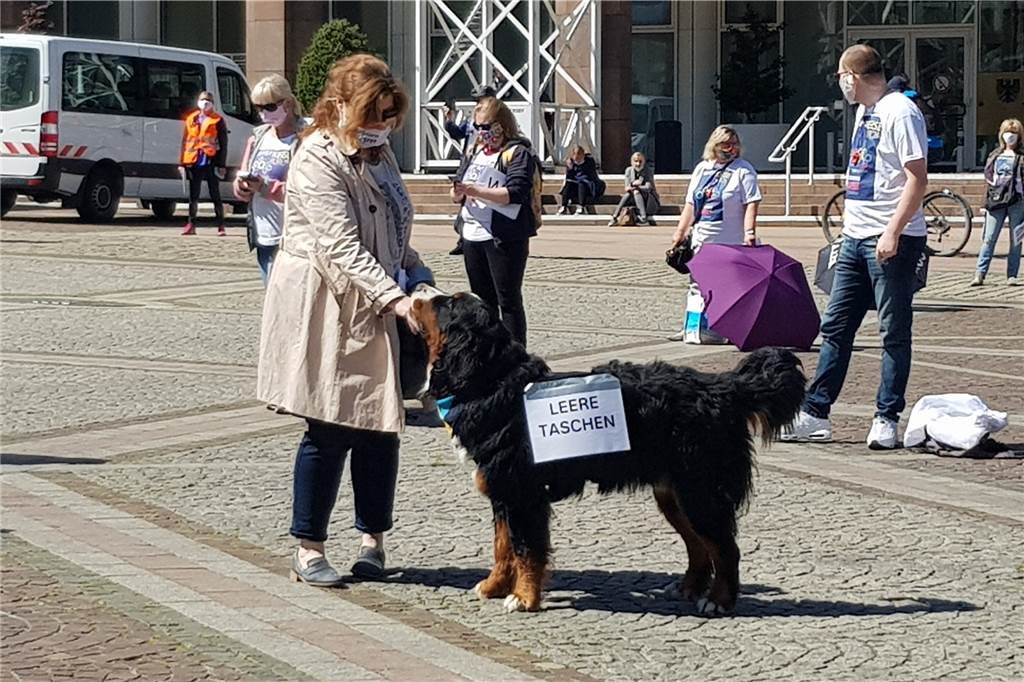 Lüner Reisebüro-Chef: „Unsere Lage ist alarmierend und dramatisch“ Mit entsprechendem Abstand machten Mitarbeiter von Reisebüros aus der Region klar, wie schwierig die Lage in der Reisebranche derzeit ist.
