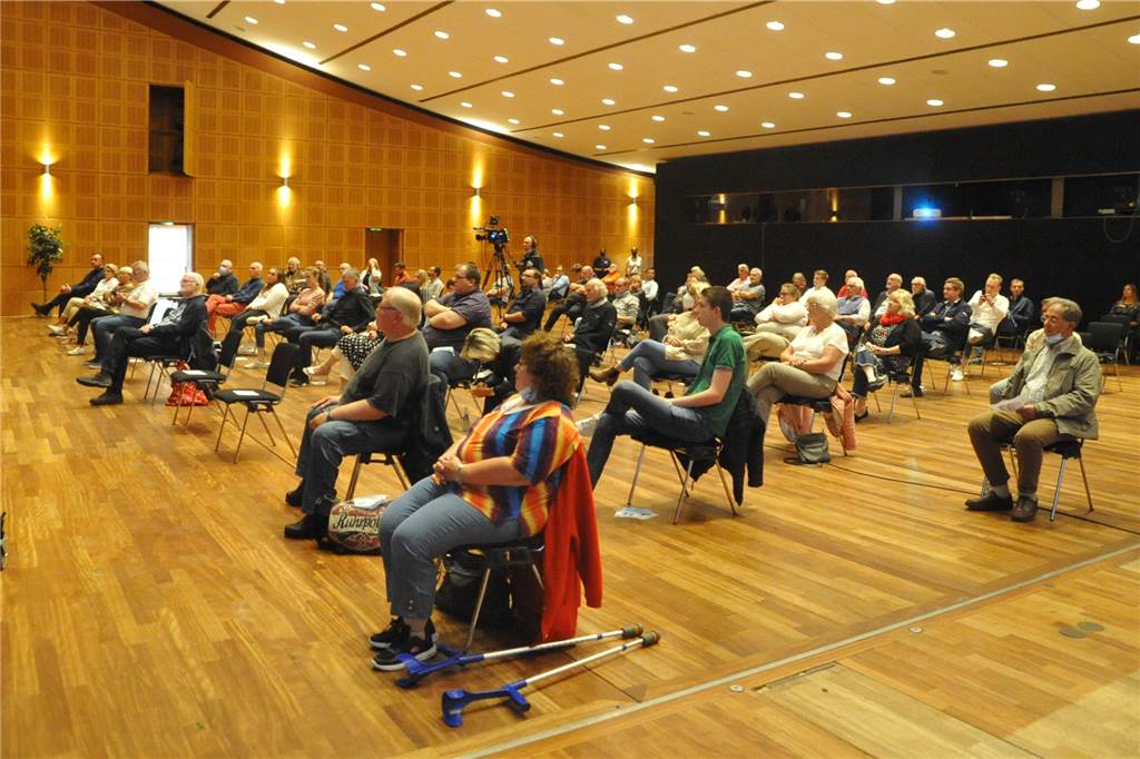 Mit entsprechendem Corona-Abstand verfolgte eine gut gefüllte Stadthalle die Podiumsdiskussion der Bürgermeisterkandidaten.