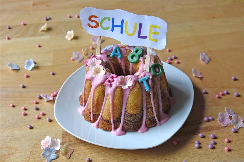 So wird die Kaffeetafel zur Einschulung ein Hingucker: Unkomplizierte Ideen Mit etwas Glasur und Dekoration lässt sich ein schlichter Gugelhupf schnell zum Hingucker verwandeln.
