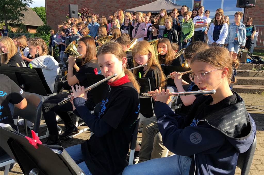 Open-Air-Konzert mit Hunderten Besuchern bot Musik für den Frieden Gesamtschüler spielen beim Open-Air-Konzert.