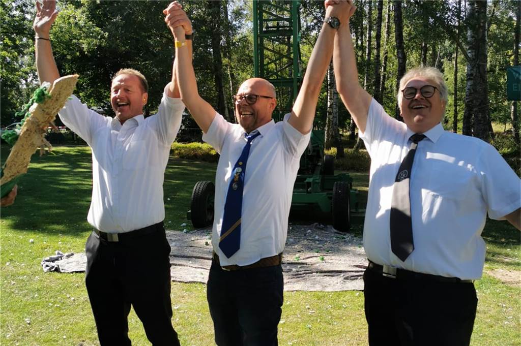 Mit Ewald Lansing und Ewald Hollekamp hatte sich der spätere König Olaf Helmer (M.) in der Schlussphase des Königsschießens ein packendes Duell geliefert.