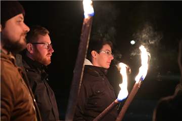 Mit Fackeln in der Hand haben sich die Teilnehmer der Gruppe auf den Weg durch Nordkirchen gemacht.
