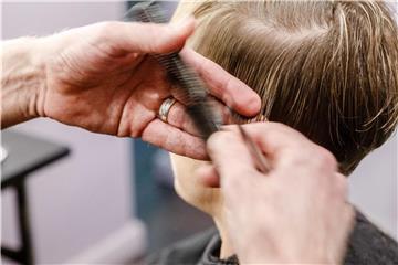 Mit fettigen Haaren zum Friseur? Für viele ist das ein No-Go. Foto: Markus Scholz