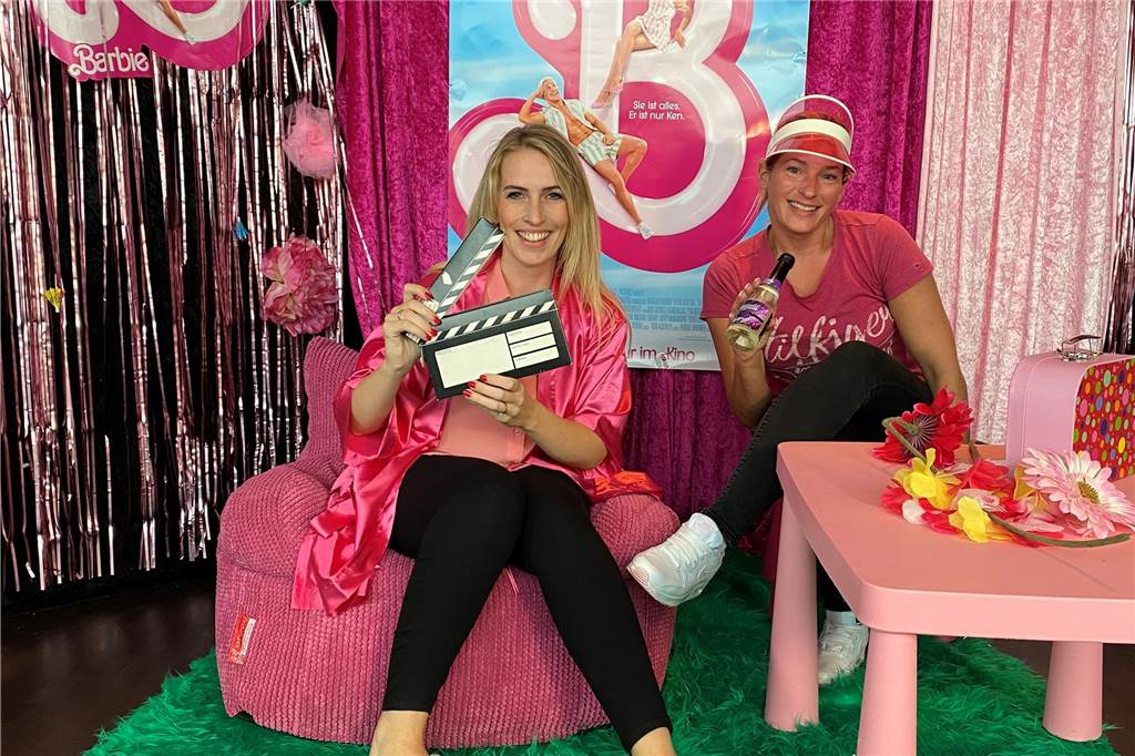 Pinke Premiere in der Cineworld: Barbie löst zwiespältige Gefühle aus Mit Filmklappe und anderen Accessoires posierten die Besucherinnen der Ladies Night in der Fotoecke.
