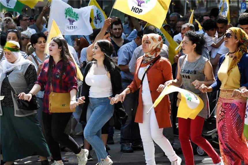Kurden-Demo in Köln: Polizei untersagt Politiker-Auftritte Mit Flaggen der Oppositionspartei HDP demonstrieren Frauen gegen die Politik des türkischen Präsidenten Recep Tayyip Erdogan. Foto: H. Kaiser