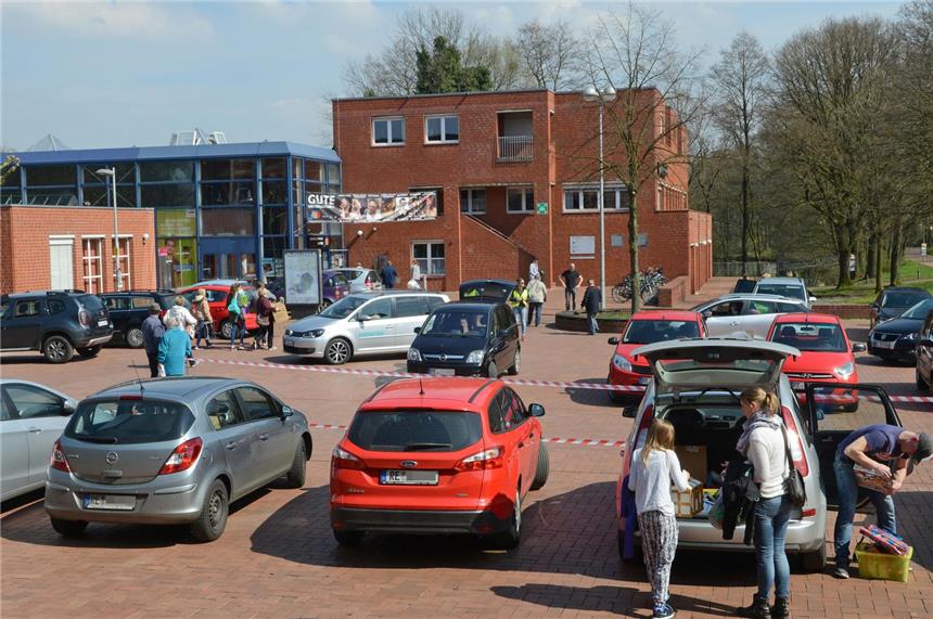 Flohmarkt-Händler dürfen aus- und einladen Mit Flatterband gekennzeichnete Rettungswege sorgten dafür, dass die Spielregeln eingehalten wurden.