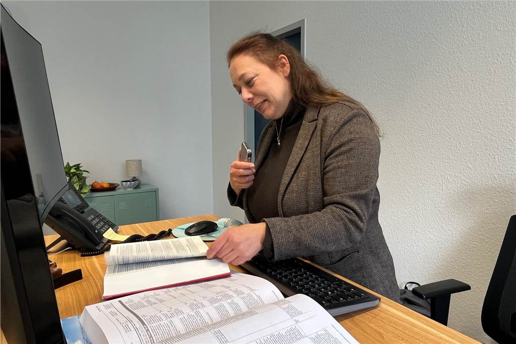 Anke Vorrink am Schreibtisch