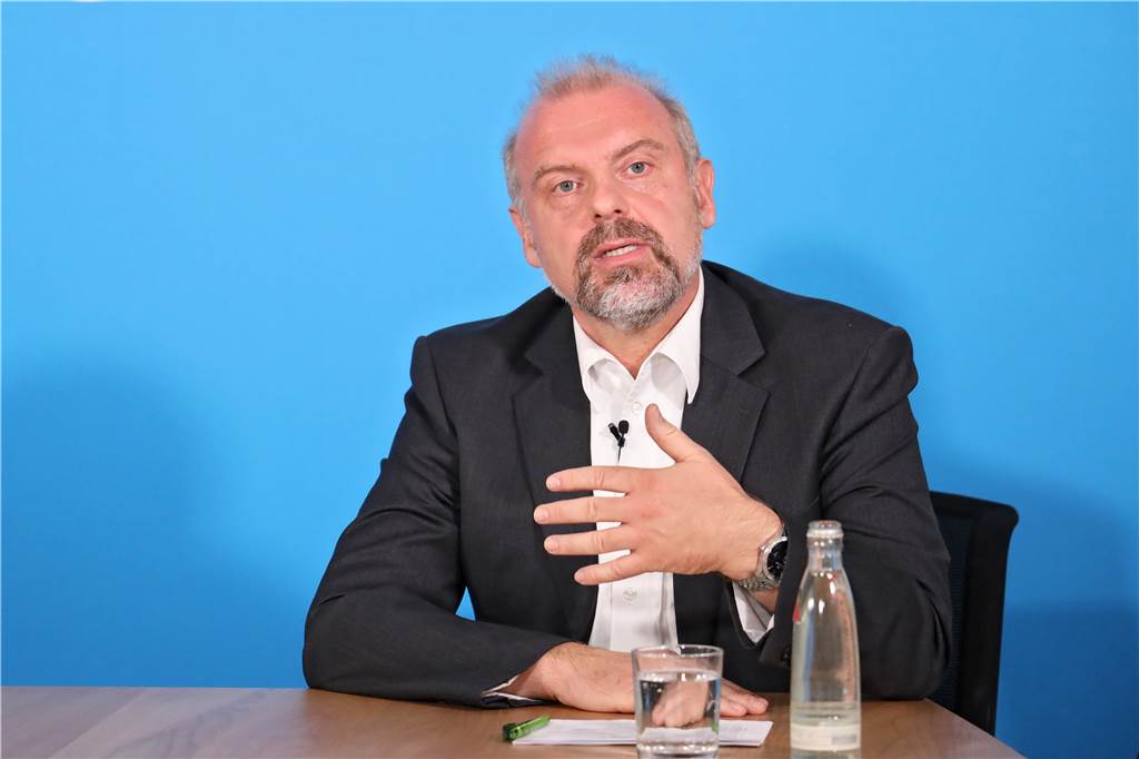 2:0 gegen den Nachtflug: Unna feiert das Urteil des OVG in Münster Mit „Freude und auch Erleichterung“ hat Unnas Bürgermeister Dirk Wigant die Entscheidungen des Oberverwaltungsgerichts Münster aufgenommen. „Für uns steht der Schutz der Bürgerinnen und Bürger der Stadt Unna an erster Stelle. Deshalb freue ich mich auch, dass das Gericht in seiner Entscheidungsfindung dem Lärmschutz der Bürgerinnen und Bürger deutlichen Vorrang eingeräumt hat“, sagte er.