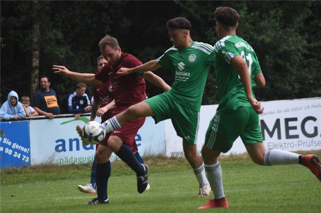 Trotz Busch-Glanztaten: Holzwickeder SC fertigt BR Billmerich 8:1 ab – Fünferpack von Serhat Uzun Mit fünf Toren war Serhat Uzun, hier gegen Tobias Schmidt (l.), Mann des Spiels.