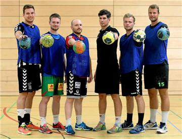 Mit fünf Neuzugängen und neuem Trainer startete der OSC Dortmund in die Verbandsliga-Vorbereitung: Marc Bardischewski (v.l.), Mattis Kloppenburg, Alex Brauckmann, Trainer Christian Feldmann, Max Rust und Fabio Runkel. 