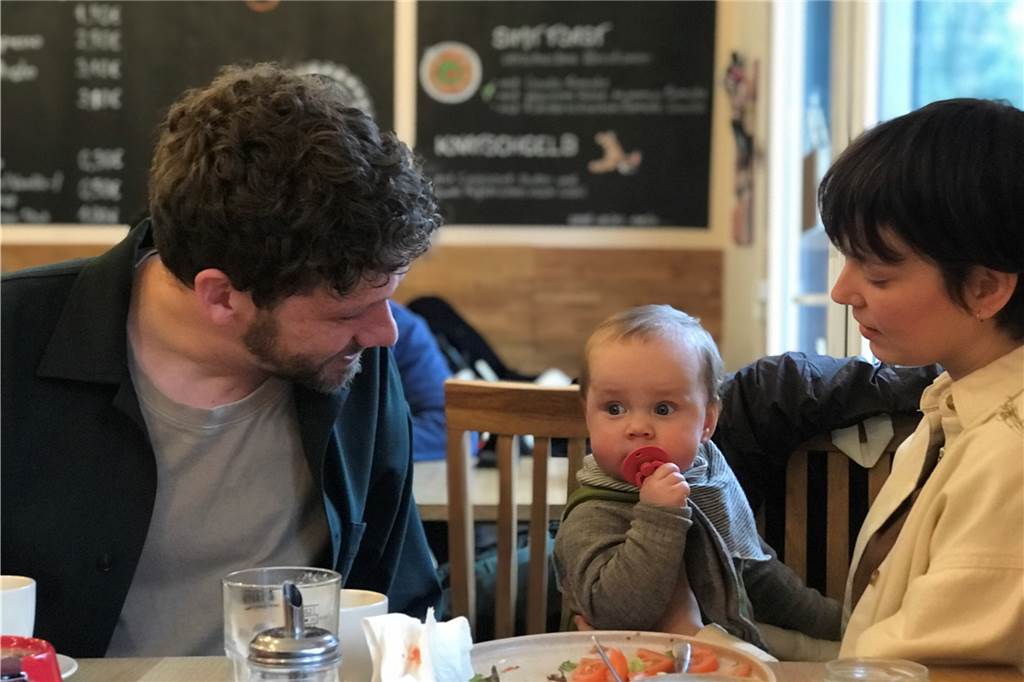 Mit ganz kleinem Kind ins Café – auch Stephan und Miriam waren mit ihrer Ava im "Rot".