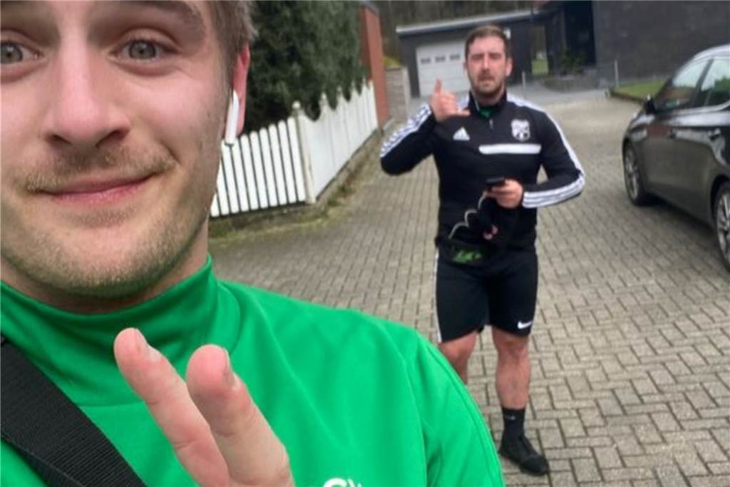 Gemeinsamer Grillabend und 30-Liter-Bier: Der Verlierer gibt einen aus Mit genug Abstand können die Teilnehmer auch zu zweit joggen gehen.