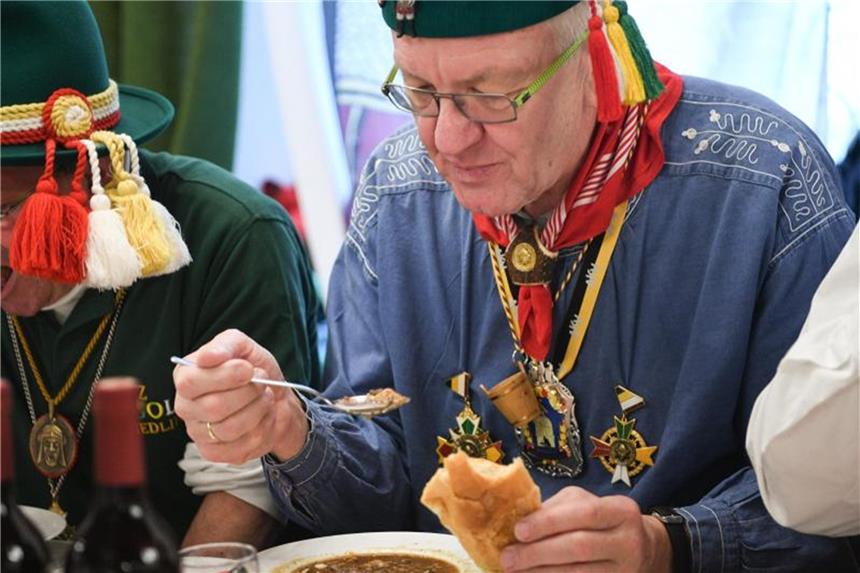 Narren lassen sich mit Kretschmann Froschkutteln schmecken Mit Genuss dabei: Der baden-württembergische Ministerpräsident Winfried Kretschmann. Foto: Felix Kästle