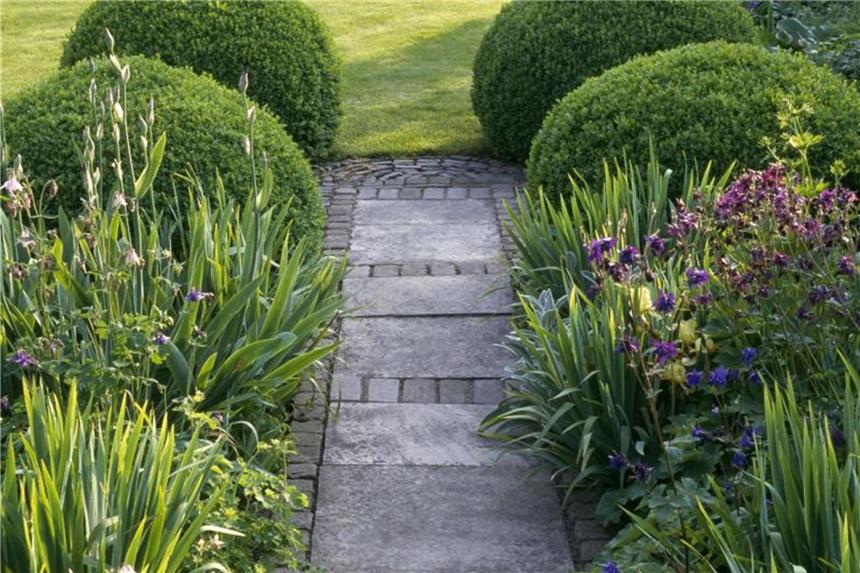 Fachgerecht Gartenwege anlegen Mit gerade angelegten Gartenwegen lassen sich auch strenge, klare Linien setzen. Foto: BGL