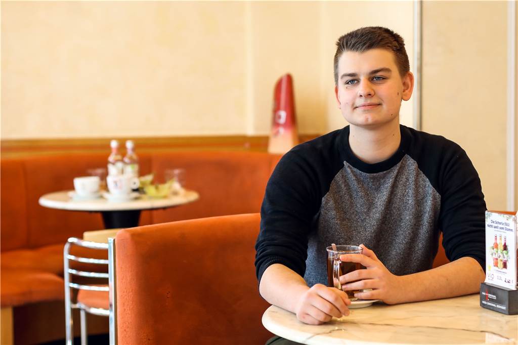 Transgender: Wie Sam (17) aus Dorsten zu einem Jungen wurde und was seine Mutter sagt Mit gerade mal 14 Jahren outet sich Sam damals bei seiner Familie und Freunden. Selbstständig leitet er alles für seine Transition in die Wege.