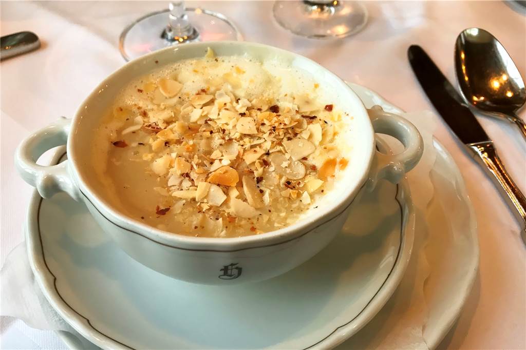 Im Heidehof gibt es Spitzenküche mit französischer Note Mit gerösteten Mandelblättchen als Topping: Der Spargelcremesuppe schmeckte man an, dass sie frisch und aus frischem Spargel gemacht wurde.