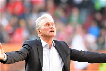 Mit geschlossenen Augen nimmt Trainer Jupp Heynckes den Jubel zum vorzeitigen Gewinn der Deutschen Meisterschaft entgegen. Foto: S. Puchner