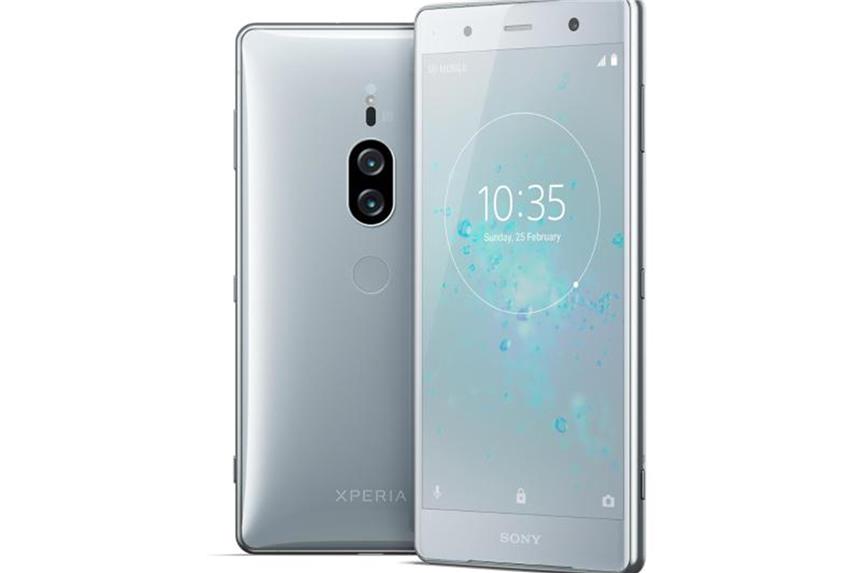 Mit gewölbter Glasrückseite und Dualkamera: Sonys Smartphone-Flaggschiff XZ2 Premium soll im Sommer in Silber und in Schwarz auf den Markt kommen. Foto: Sony Mobile