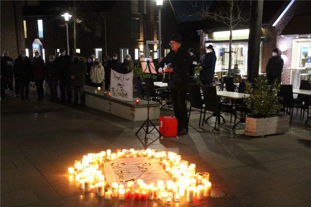 Nordkirchen singt zum zweiten Mal für den Frieden in der Ukraine Mit Gitarre und Gesang für den Frieden: Joachim Thiele gab den Anwesenden Texte und Melodie vor.