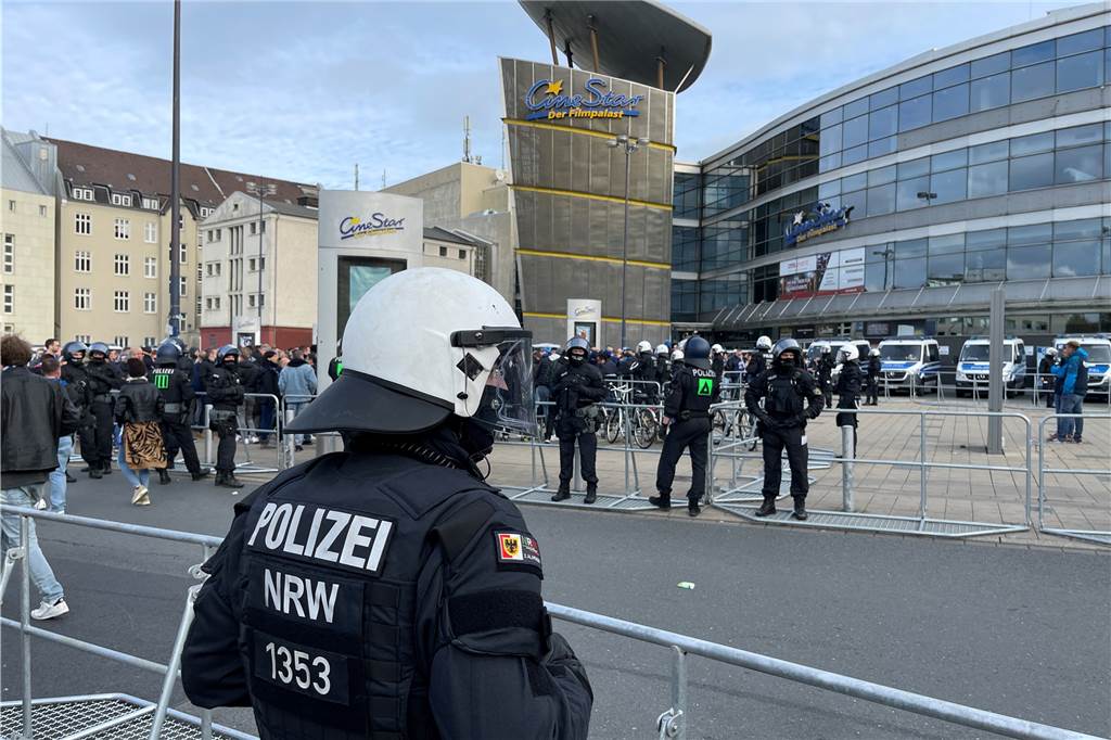 Erste Bilanz: Zwei Vorfälle mit „Problemfans“ nach Hochrisikospiel Mit Gittern hat die Polizei am Nordausgang einen Bereich für die Bochumer Fans abgesperrt.