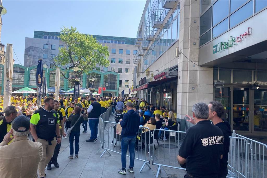 „Man ist fertig mit der Welt“: Fans erlebten rund um Alten Markt erst Euphorie, dann Frust Mit Gittern und Security wurde der Andrang am Alten Markt geregelt.