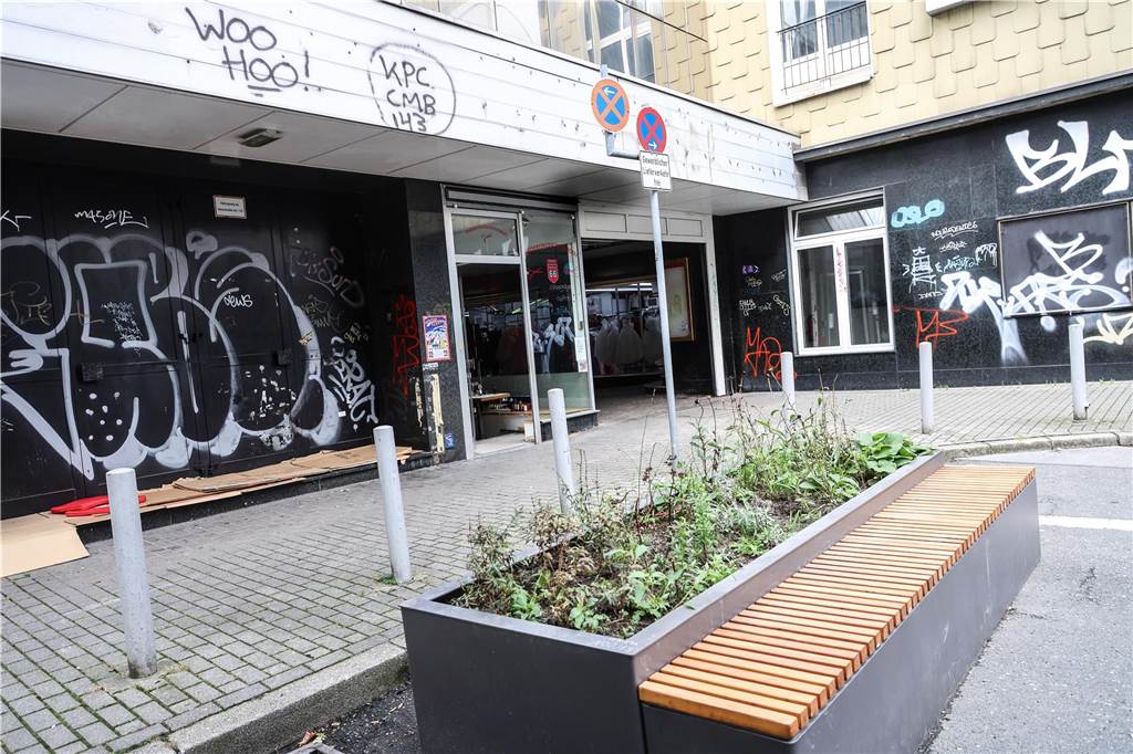 Ärger um neue Fußgängerzone in der City: Kaufleute fürchten um Kunden Mit Grafitti verschmierten Wänden, Schmutz und unappetitlichen Hinderlassenschaften präsentiert sich der Zugang zur Fußgängerpassage. Anlieger monieren das seit Langem.