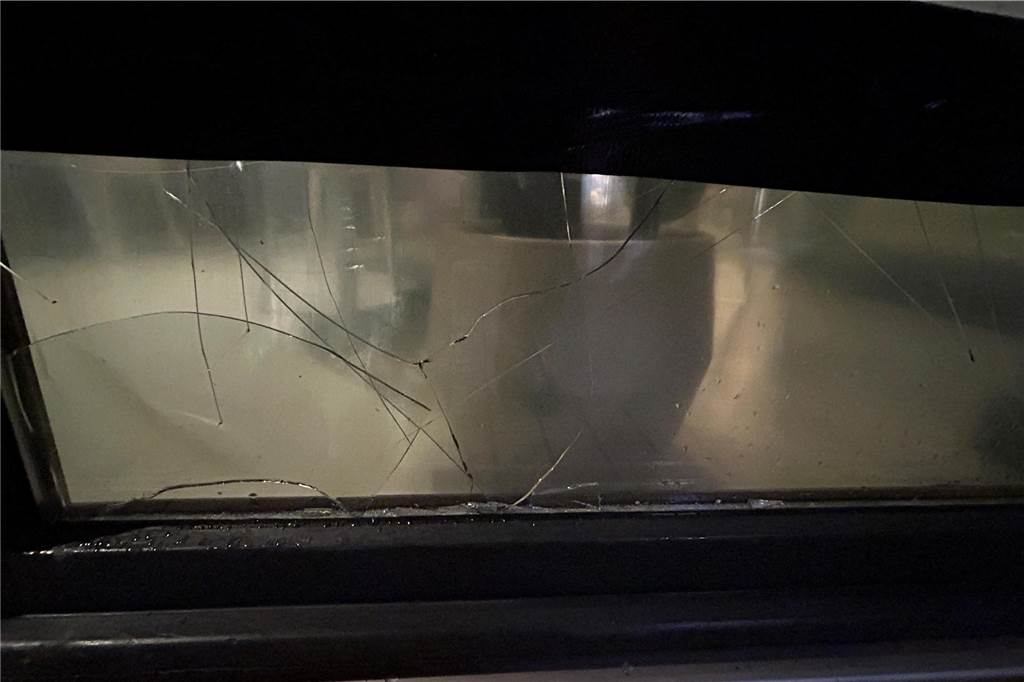 „Traurig, dass das passieren muss“: Das Yamas erlebt zerstörerischen Einbruch Naher Blick auf eine Fensterscheibe des Yamas, das voller Risse ist.
