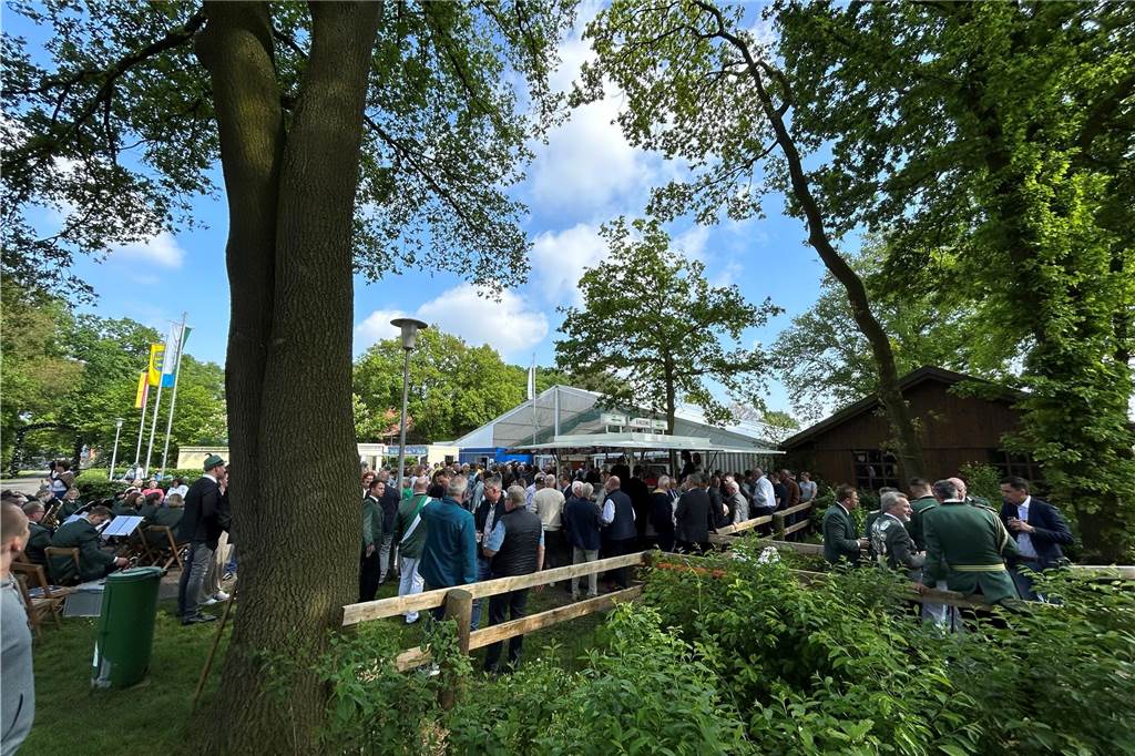 Mit großartiger Stimmung und bestem Wetter starteten die Schützen in Wennewick-Oldenkott in ihr Jubiläumsjahr. 