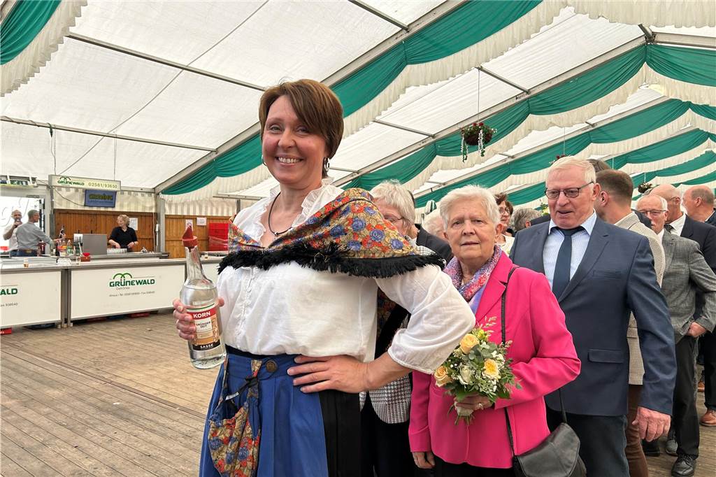 Mit großartiger Stimmung und bestem Wetter starteten die Schützen in Wennewick-Oldenkott in ihr Jubiläumsjahr. 