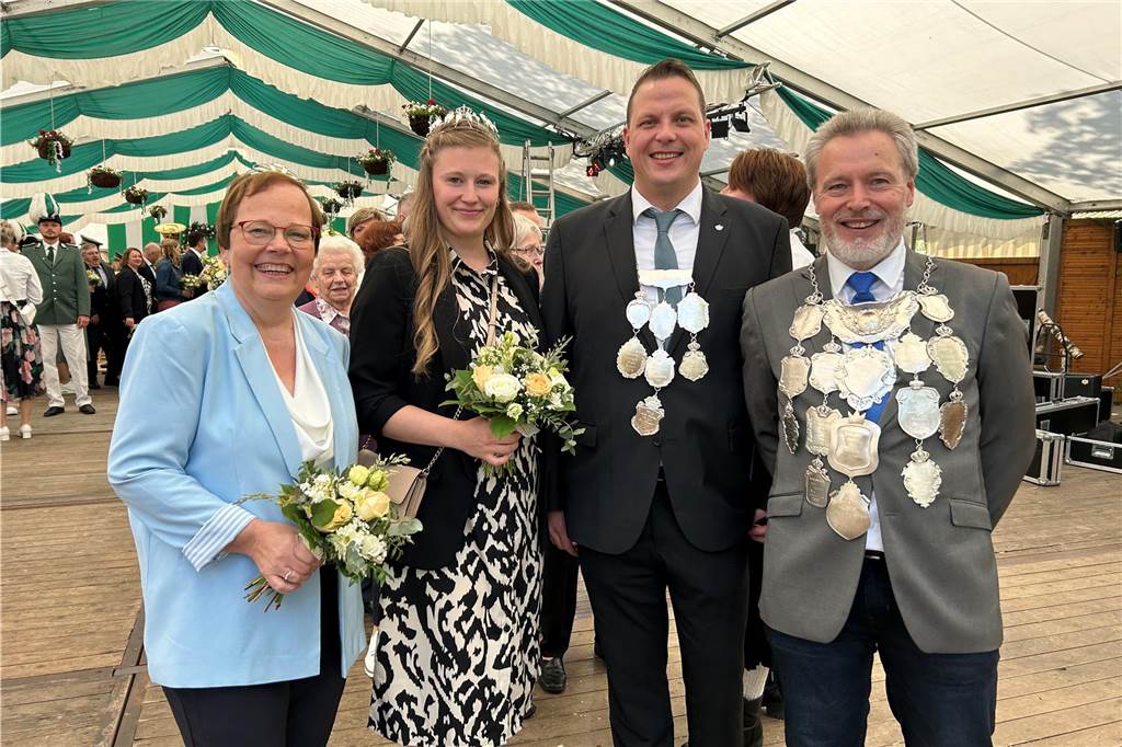 Mit großartiger Stimmung und bestem Wetter starteten die Schützen in Wennewick-Oldenkott in ihr Jubiläumsjahr. 