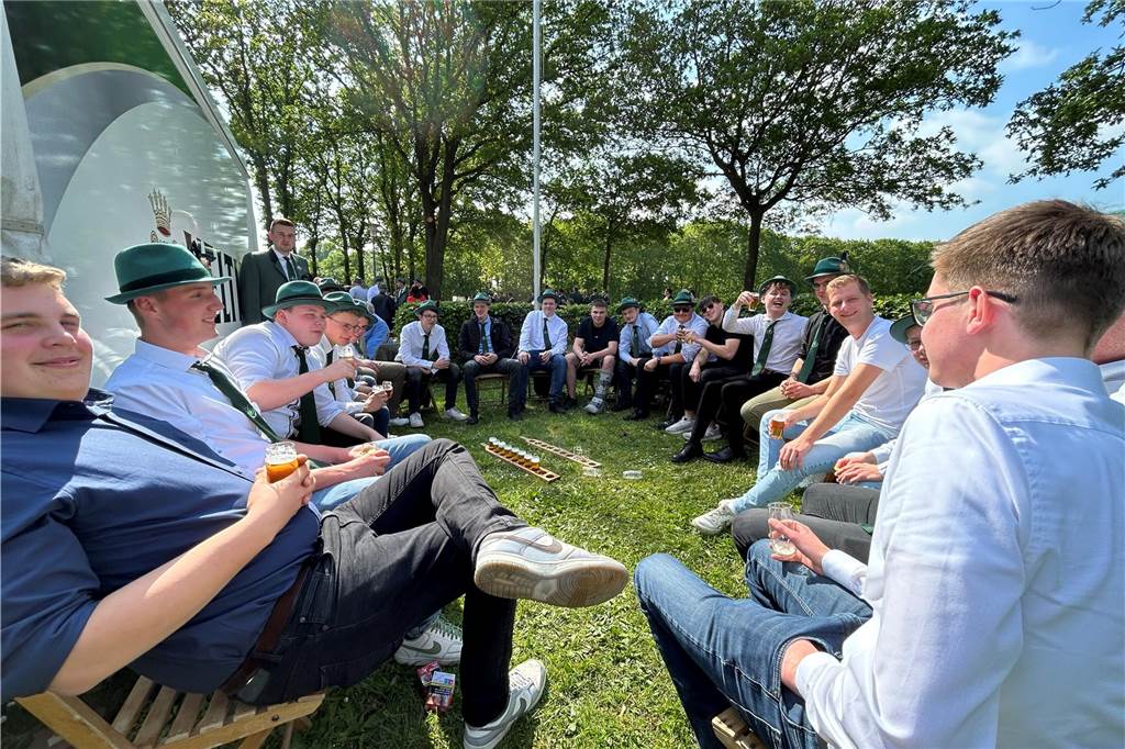 Mit großartiger Stimmung und bestem Wetter starteten die Schützen in Wennewick-Oldenkott in ihr Jubiläumsjahr. 