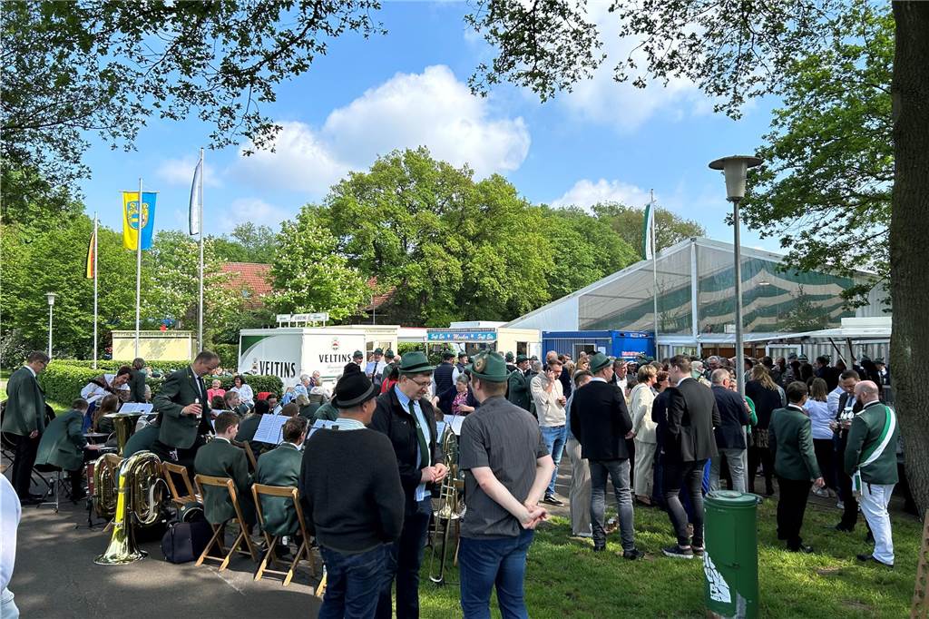 Mit großartiger Stimmung und bestem Wetter starteten die Schützen in Wennewick-Oldenkott in ihr Jubiläumsjahr. 