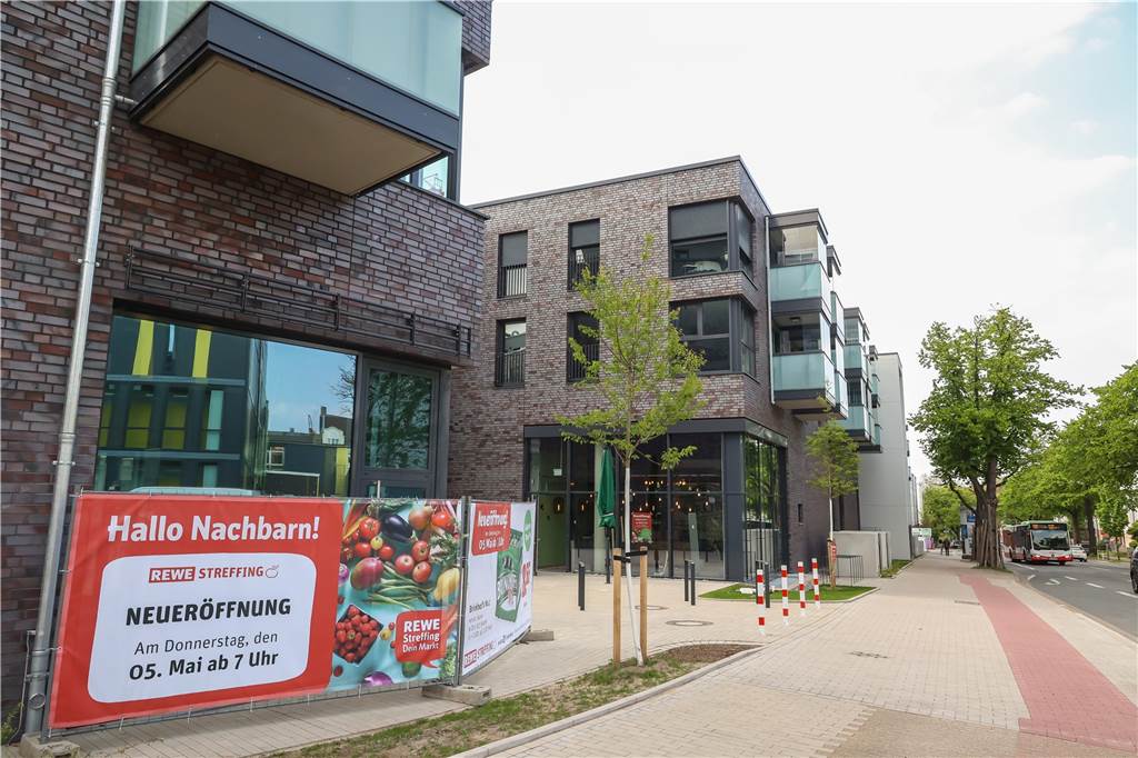 Dortmunds Innenstadt bekommt neuen Supermarkt – Eröffnung diese Woche Mit großen Plakaten wird für die Eröffnung des neuen Rewe im Kaiserquartier geworben.