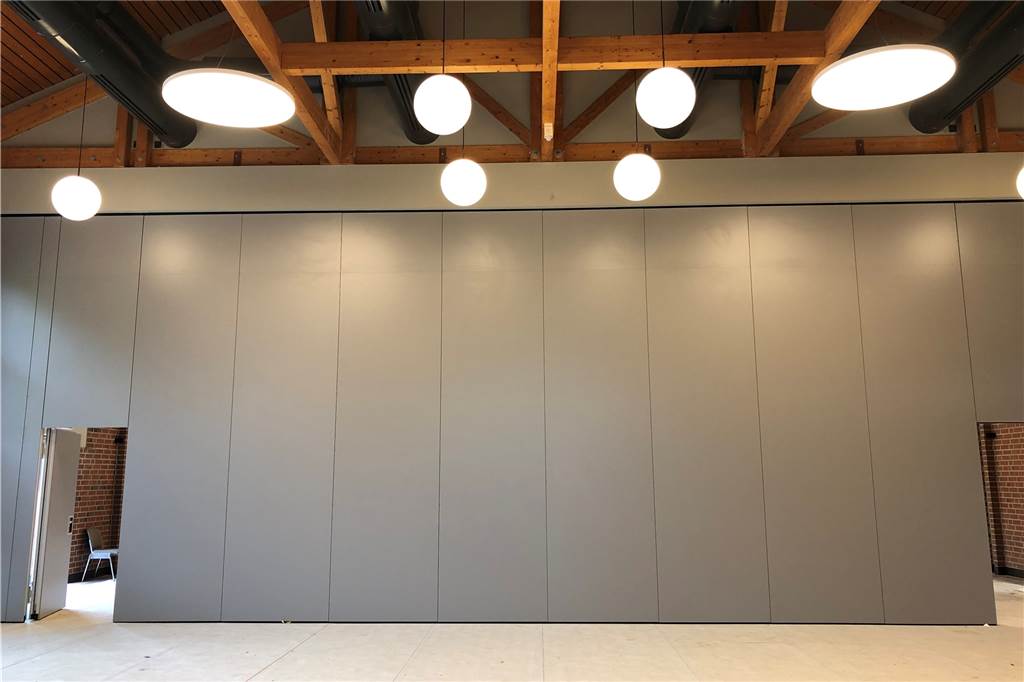 Stadthalle in Olfen: Die Bauarbeiten biegen auf die Zielgerade ein Mit großen Schiebetüren lässt sich der Saal der Stadthalle teilen. Beide Bereiche können dann auch separat beheizt oder gekühlt werden.