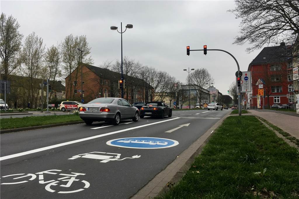 Tempo 30 und Umweltspur - wie die „Verkehrsbremsen“ in Dortmund wirken Mit großen Symbolen auf der Fahrbahn ist die Umweltspur auf der Brackeler Straße gekennzeichnet.