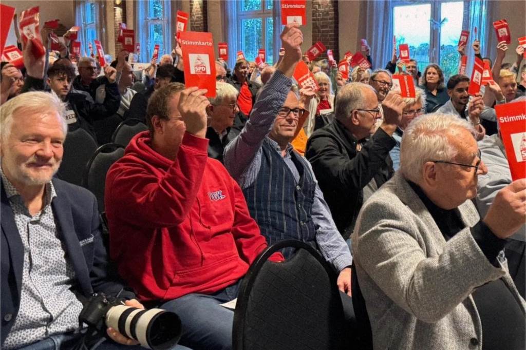 SPD Bottrop kürt Matthias Buschfeld in Kirchhellen zum OB-Kandidaten Menschen heben rote Abstimmungskarten