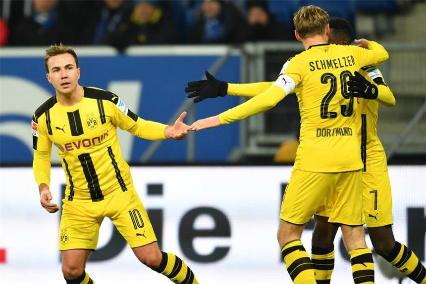 Mit großer Moral zum Punktgewinn: Mario Götze, Marcel Schmelzer und Ousmane Dembele (v.l.).