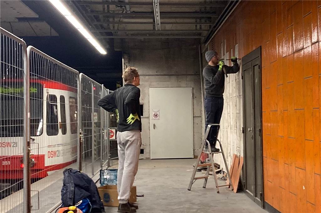 Die Fliesenretter: Architekten sichern Baumaterial mit Erinnerungswert Jonathan Schmalöer (l.) und Conrad Risch entfernen die orangen Fliesen von der Wand
