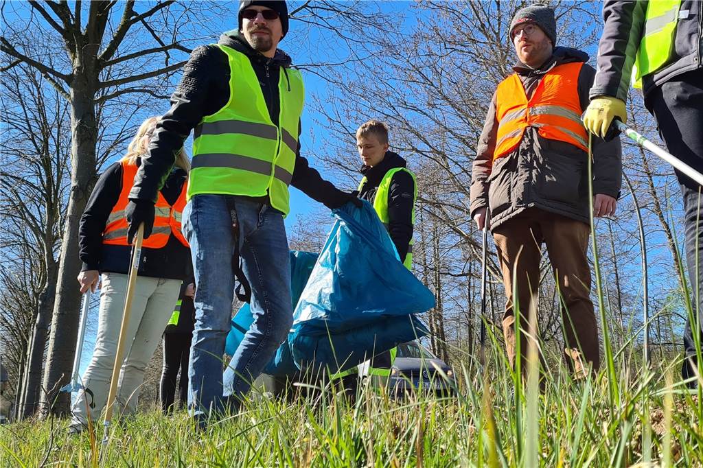 Mit Video: Umwelttag – „Was die Leute wegschmeißen, ist doch irre“ Mit gutem Teamwork wurden die Müllsäcke schnell voll.