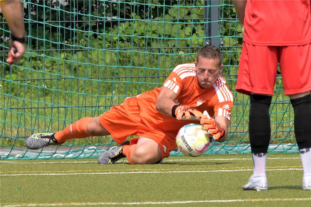 Lünen ringt Holzen-Sommerberg nieder: VfB dreht zweifachen Rückstand Jörg Lemke taucht ab und fängt den Ball.