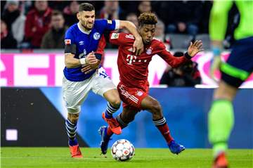 Mit Haken und Ösen bekämpften sich Daniel Caligiuri (l.) und Bayern-Stürmer Kingsley Coman. Der Schalker ist wegen seiner fünften Gelben Karte nun gesperrt.