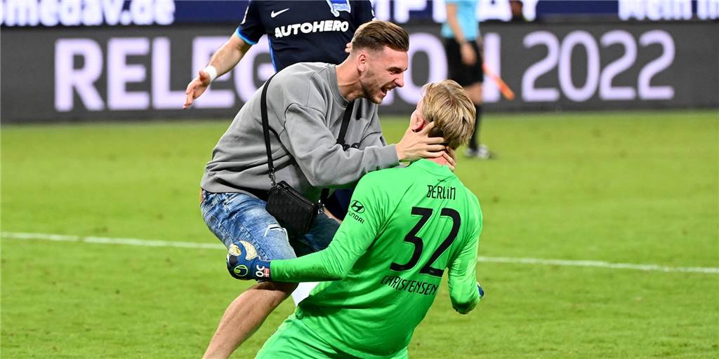 Marcel Lotka bejubelt den Klassenerhalt mit Hertha BSC.