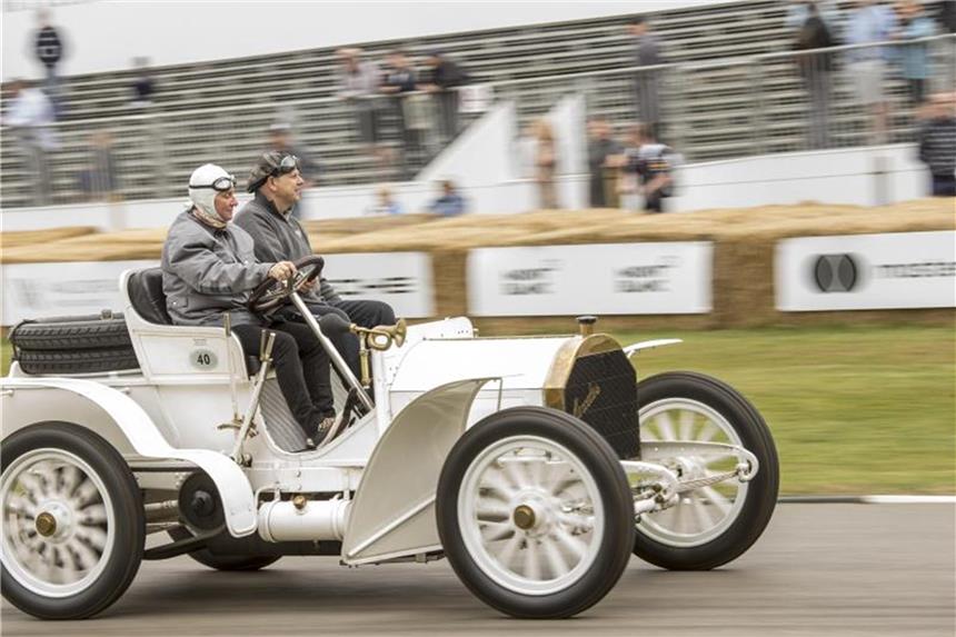Der Niedergang des Schaltknüppels Mit heutigen Schaltknüppeln hat die lange Schaltstange des Mercedes Simplex von 1903 nur noch wenig gemeinsam. Foto: Craig Pusey