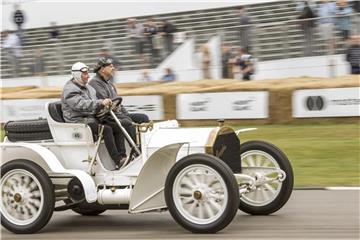 Mit heutigen Schaltknüppeln hat die lange Schaltstange des Mercedes Simplex von 1903 nur noch wenig gemeinsam. Foto: Craig Pusey