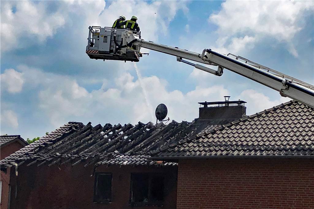 Junger Mann rennt in brennendes Haus und rettet 89-jährige Bewohnerin Mit Hilfe des Teleskopfahrzeug wurde der Löschangriff von oben gestartet. Das Dachgeschoss konnte aber nicht mehr gerettet werden.