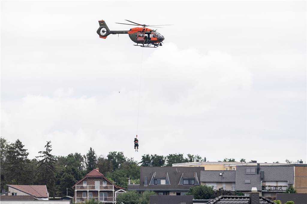 Unwetter in NRW: Zahl der Toten steigt, über Tausend Menschen werden noch vermisst – Liveblog Mit Hilfe einer Seilwinde werden Menschen per Hubschrauber aus dem Ortsteil Heimerzheim gerettet.
