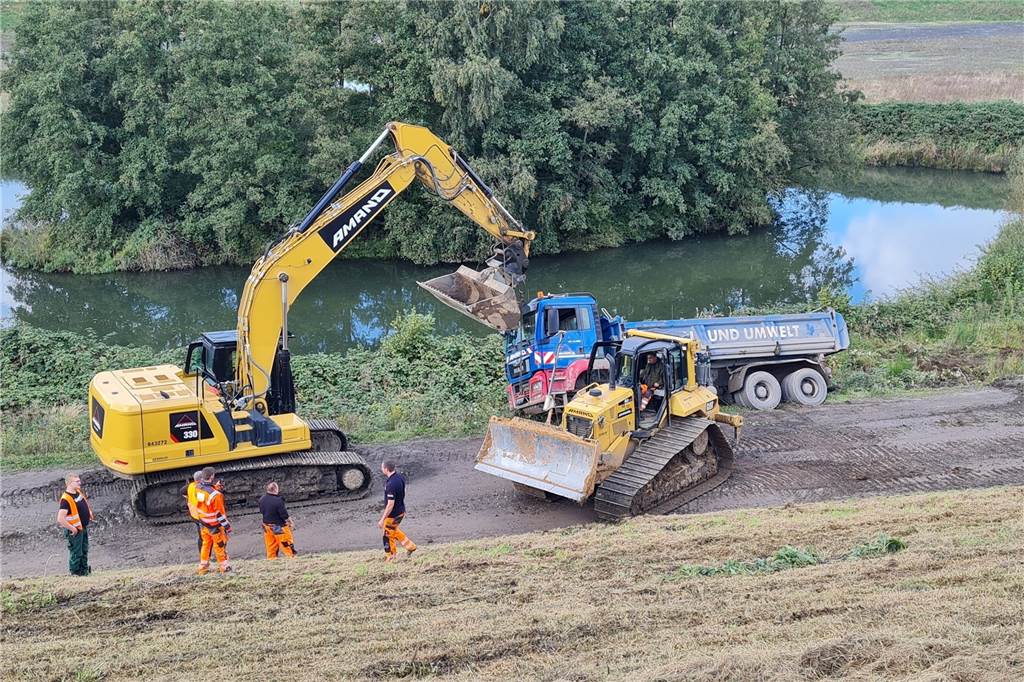 Auf der Halterner Deichbaustelle kippt Lkw um - Fahrer verletzt sich Mit Hilfe eines Baggers und eines Radladers der Baufirma konnte der Lkw auf die Straße zurückgeholt werden.
