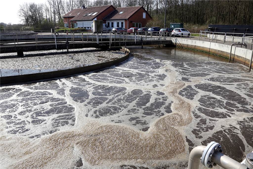 Mit Video: Milliarden kleinster „Mitarbeiter“ reinigen das Abwasser in Haltern Mit Hilfe von Sauerstoff zersetzen Bakterien die Schadstoffe im Abwasser.