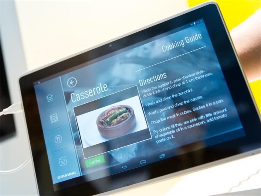 Mit DIY-Lösungen zum Smart Home Mit Hilfe von Smartphones und Tablets lassen sich im Smart Home vernetzte Geräte steuern - etwa der Backofen. Foto: Florian Schuh/dpa-tmn